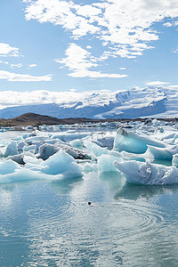 冰岛的自然奇观令人惊奇的是，冰山和冰块漂浮在一个大的约库尔沙伦冰川湖中