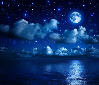 在满天星斗的天空，云与海中的超级月亮