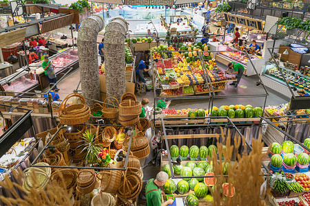 农贸市场，头条新闻。开放的货架，陈列柜，柜台与水果，蔬菜，肉，鱼。秋收