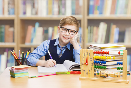 学校的孩子教育，学生男孩学习书籍，孩子在眼镜