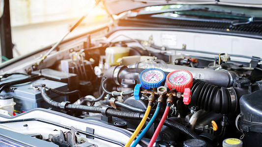 汽车空调检查服务，泄漏检测，填充制冷剂。由专业技术人员在汽车内安装和测量液冷.