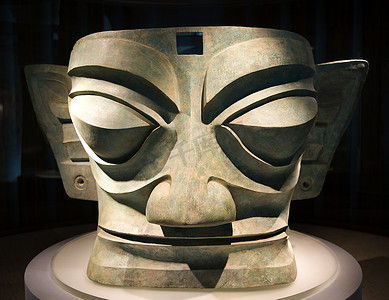 面具摄影照片_大三个千年的老青铜面具雕像三星堆缪斯