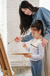 家教老师辅导小学生学习绘画