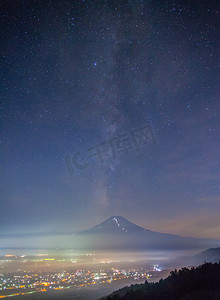 夏天的夜晚景观的富士山