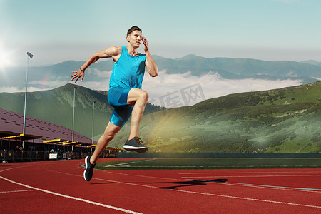 跑步运动的人摄影照片_在赛道上奔跑的人。适合男性健身运动员在体育场慢跑