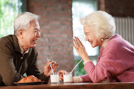 老年夫妇享用早餐