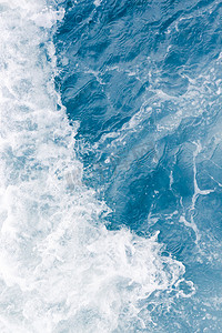 抽象海浪摄影照片_盛夏涨潮时淡蓝色海浪, 抽象海洋背影