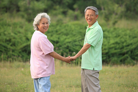 东方老年夫妇户外散步