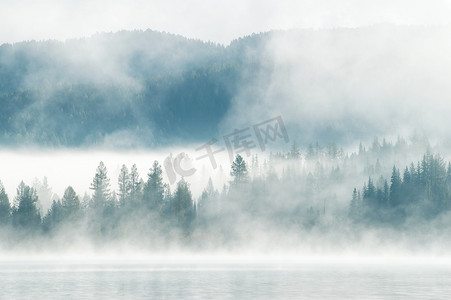 大雾在上午早在山的湖面上