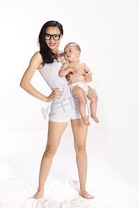 亲子清新摄影照片_东方婴儿和母亲