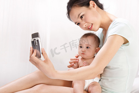 母婴白色背景摄影照片_东方母亲和孩子