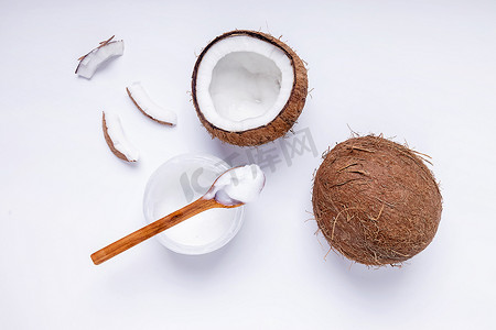 椰子和油在白色背景上隔离。健康有益的产品