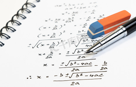 数学吉祥物摄影照片_数学类考试、实践、测验或考试数学二次方程公式的手写。求解指数方程背景概念.