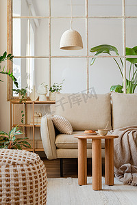 风格新颖的现代客厅构图，配有设计米黄色沙发、咖啡桌和创意家居配饰。家居用品模板。复制空间. 
