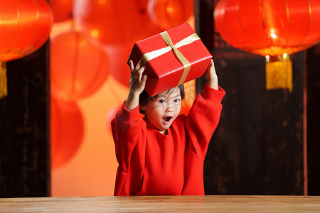 礼物元素摄影照片_可爱的小男孩和新年礼物