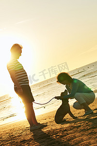 海边晚霞摄影照片_海滩上的老年夫妇
