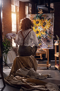 美术室边框摄影照片_年轻的女画家在工作室绘画