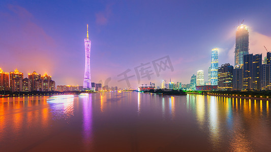 黄昏时分，中国广州珠江畔的天际线.