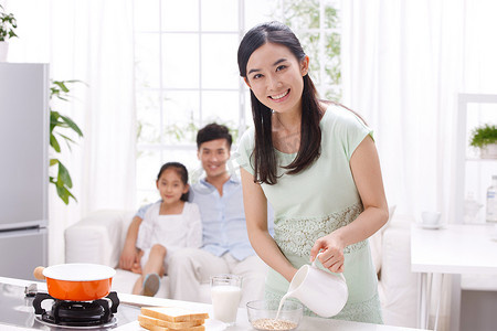 一家三口早饭摄影照片_一家三口在厨房做早饭