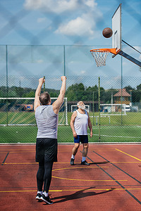 打篮球操场摄影照片_夏天的时候, 在操场上打篮球的老人们