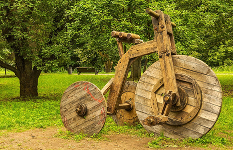 共青团摄影照片_Wooden sculpture bike with three wheels