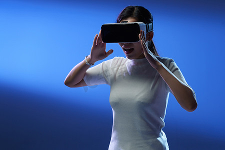 科技25d摄影照片_戴VR眼镜的商务女士