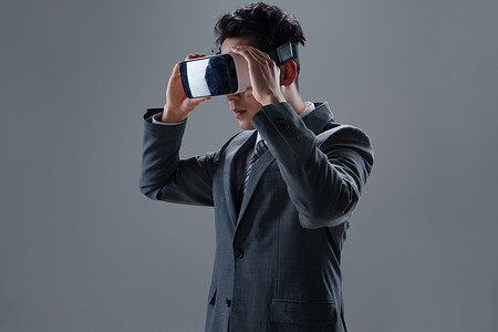 未来科技摄影照片_戴VR眼镜的商务男士