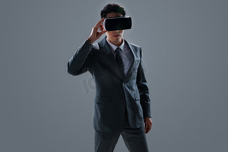 区块链摄影照片_戴VR眼镜的商务男士