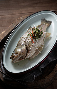 食品配材料摄影照片_清蒸鲈鱼