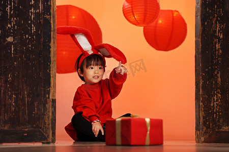 灯笼兔子摄影照片_可爱的东方儿童庆扮演兔子迎新年