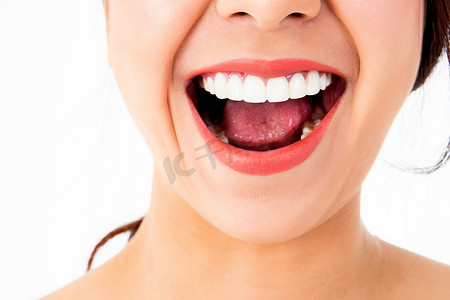 口腔摄影照片_无忧无虑漂亮的女人照顾好你的牙齿清洁的牙齿。保持口腔卫生.
