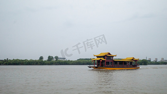 在中国嘉兴南湖上航行的传统船只
