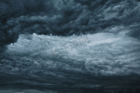 雷雨、飓风、龙卷风前的黑暗的戏剧性云。抽象的天空背景