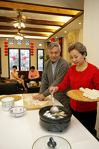 中国老年夫妇包饺子