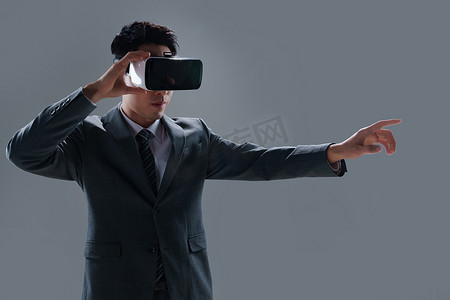区块链摄影照片_戴VR眼镜的商务男士
