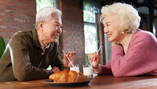 温馨美食摄影照片_老年夫妇享用早餐