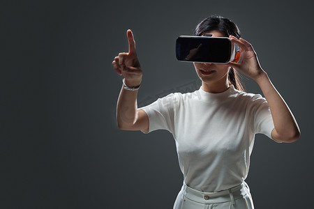 灰色商务科技摄影照片_戴VR眼镜的商务女士
