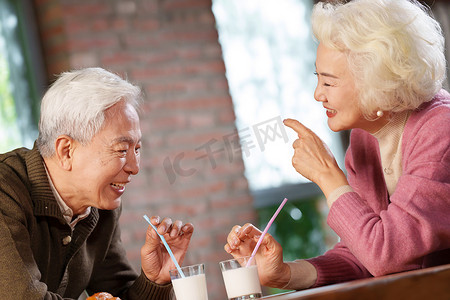 温馨美食摄影照片_老年夫妇享用早餐