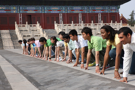 男人跪着摄影照片_东西方人欢聚在故宫太庙