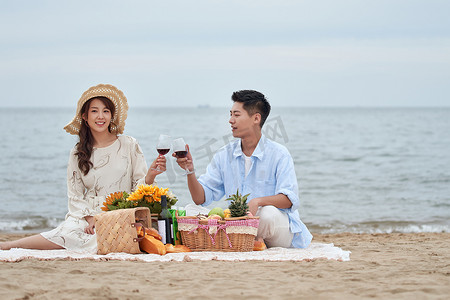 餐饮喝酒摄影照片_浪漫的青年夫妇在海边度假