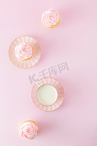 粉红色粉彩垂直横幅装饰蛋糕, 杯咖啡与牛奶.