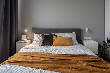 伟大的卧室在现代风格与灰色和白色的墙壁和发光的灯