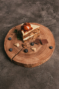 一块美味的蛋糕与巧克力和蓝莓在木板上 