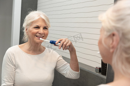 老年妇女使用的电动牙刷