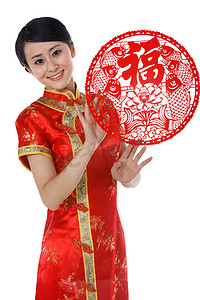 中国剪纸摄影照片_东方女人过年贴福字