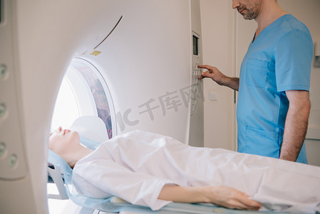 放射科医生在患者诊断期间操作 mri 机器的部分视图