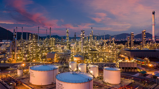 黄昏时具有储油罐和石化厂工业背景的炼油厂，黄昏时具有航空观景油和天然气炼油厂.