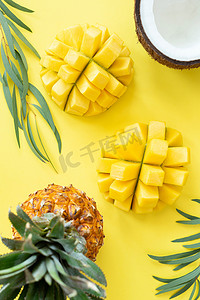 夏日图案摄影照片_黄色背景下的热带水果图案