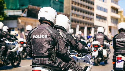 集团的警察骑着摩托车