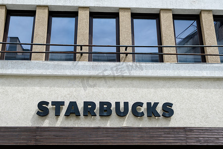 罗马尼亚布加勒斯特- 2020年6月6日：星巴克咖啡店的标志登录标志